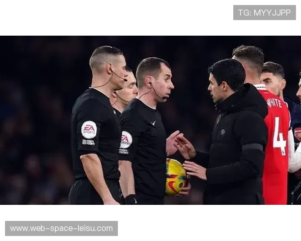 特写:VAR长时间复核后取消进球,阿森纳球员围住裁判理论 特写:VAR长时间复核后取消进球,阿森纳球员围住裁判理论