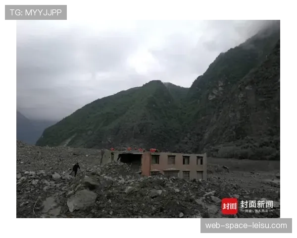 雨战致草坪多处积水，谢菲联vs卢顿的比赛多次暂停维护